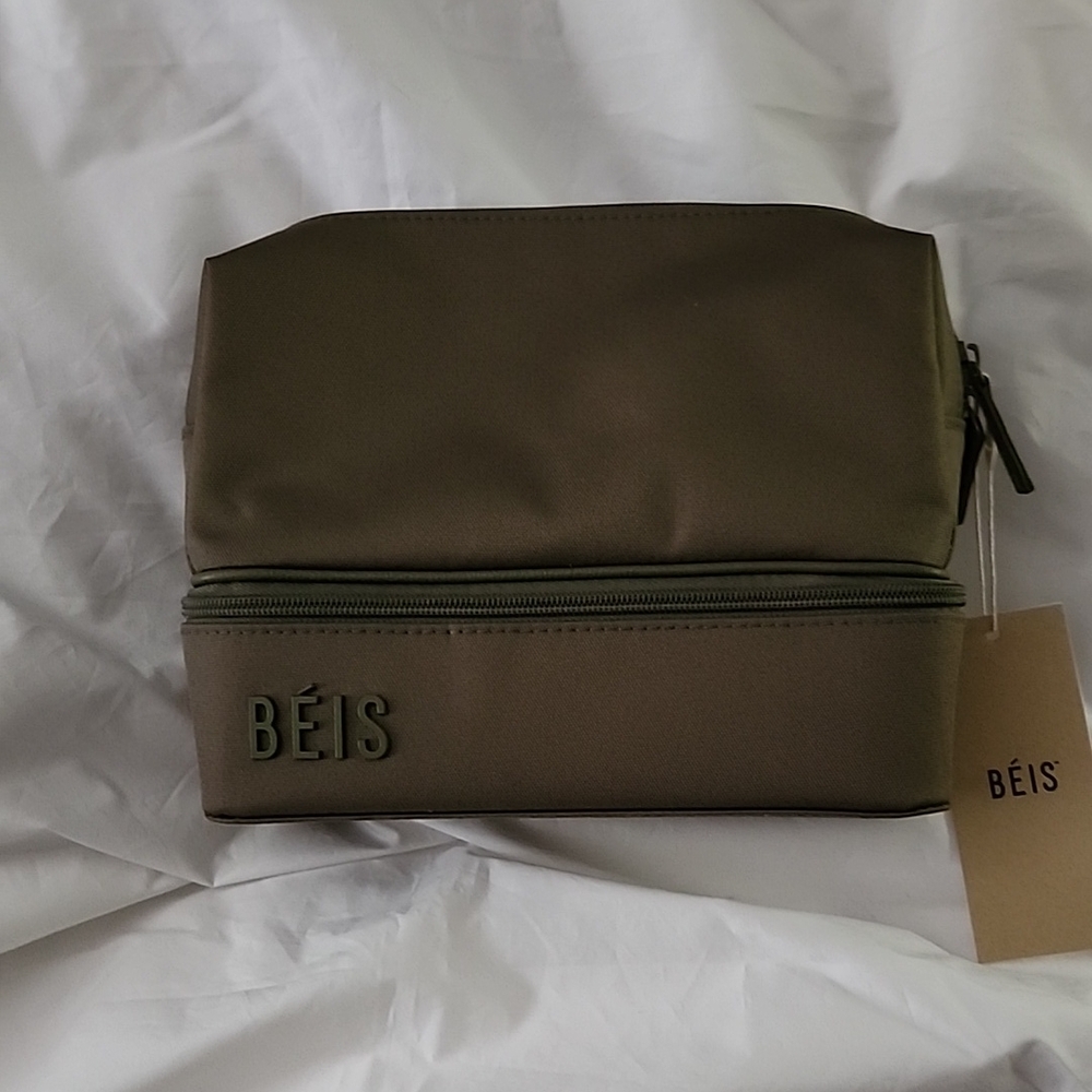 NWT Beis The Cosmetic Organizer in olive